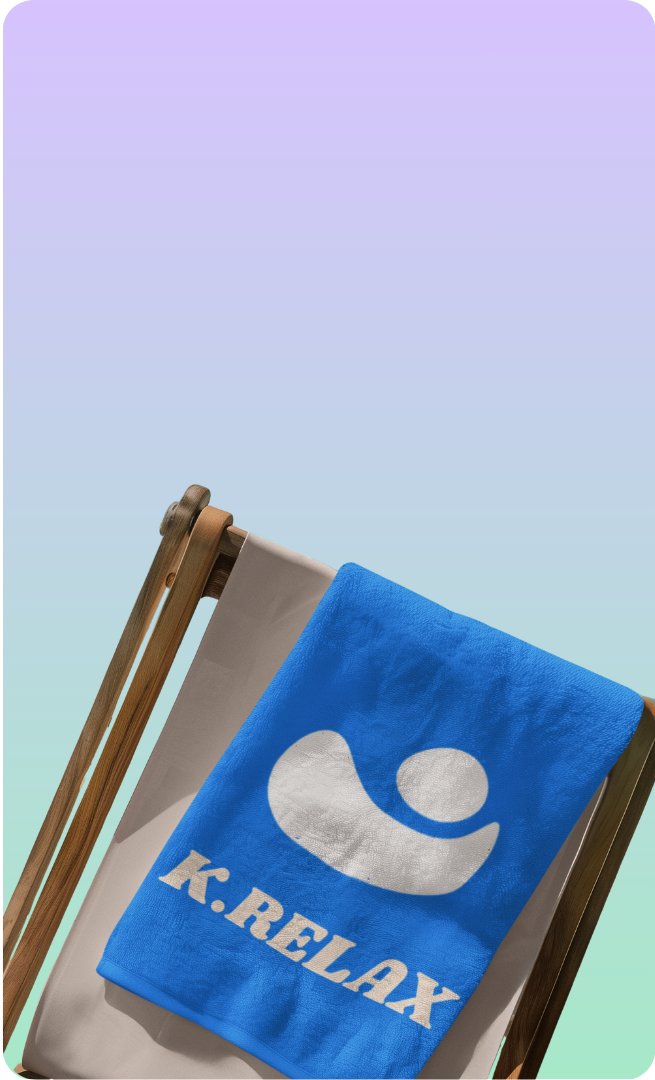 Serviette de plage bleue arborant un logo posée sur une chaise longue.