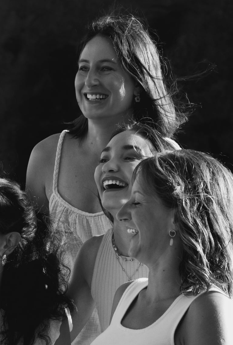 groupe de fille découvrant la mariée pendant un enterrement de vie de jeune fille 