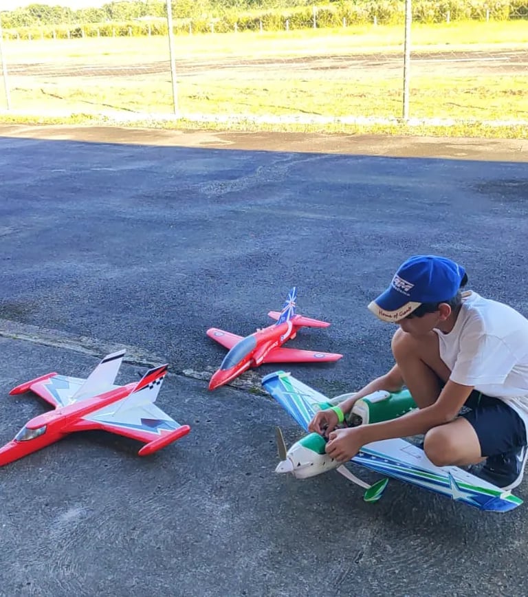 jovem ajeitando sua aeronave