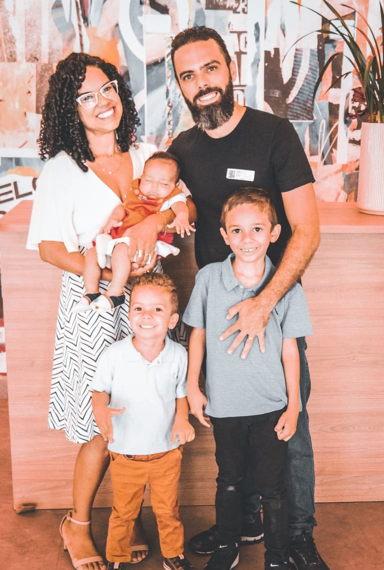 Thiago e Karla Bastos e seus filhos Miguel, Gabriel e Rafael.