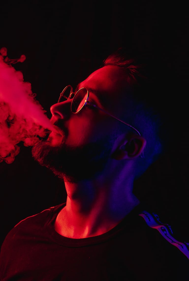 Portrait photo tout en lumière vibrante, concept du photographe et vidéaste Thomas Bordas résident sur Pau.