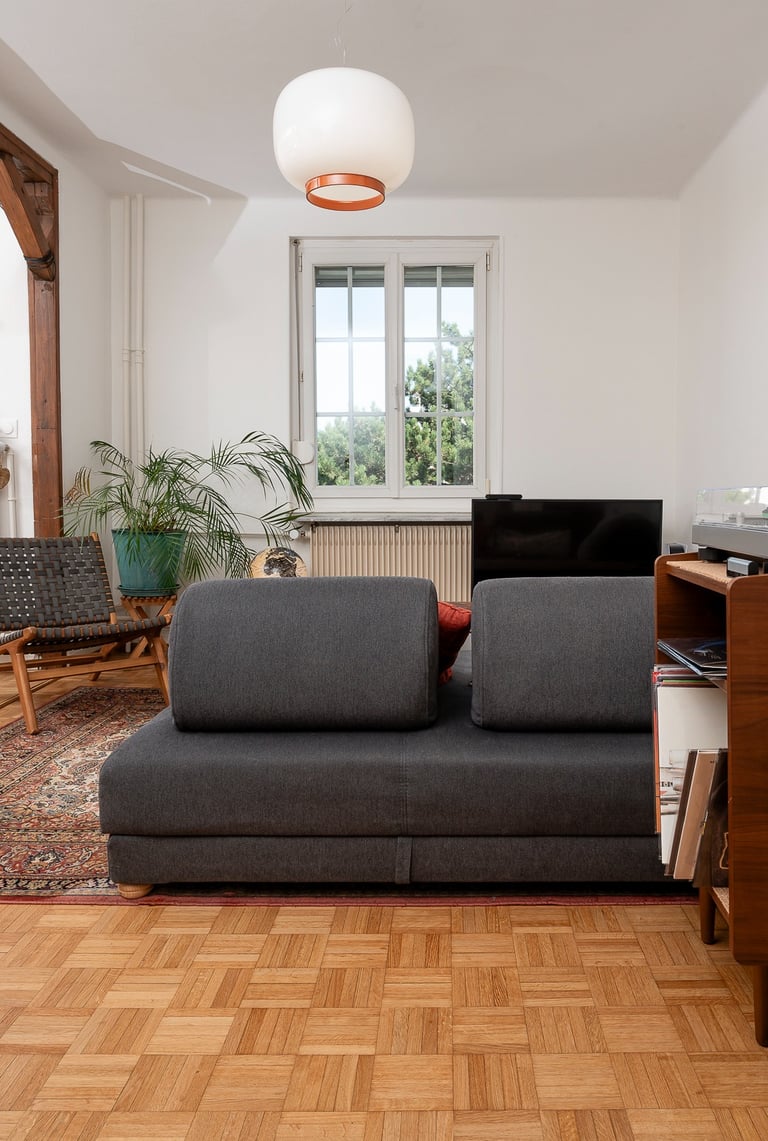 intérieur ancien d'un appartement cosy avec luminaire suspension Chouchin reverse de chez Foscarini