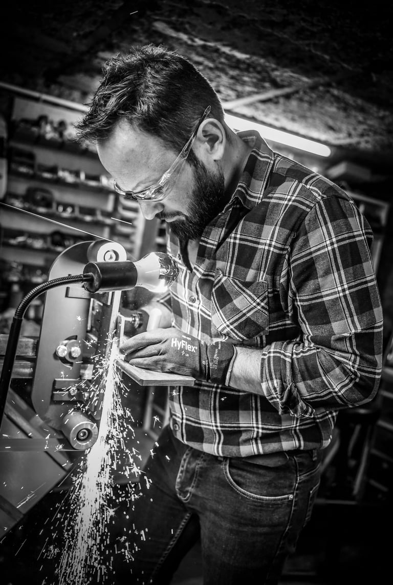 Aywi coutellerie travaillant sur le backstand