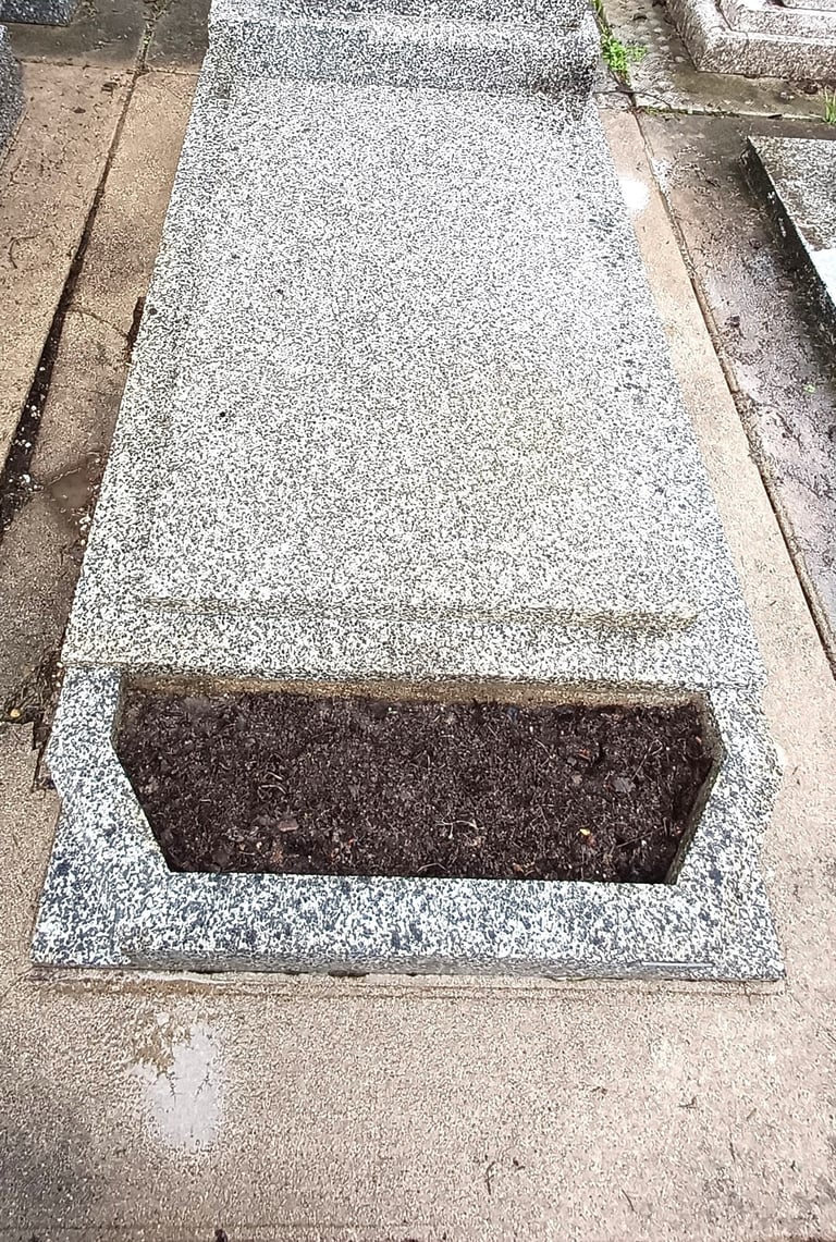 TOMBE EN GRANIT APRES UN NETTOYAGE COMPLET SEPULTURE49