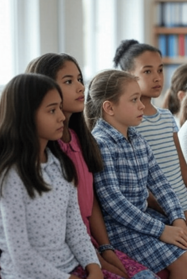 Filles écoutent en classe pour la journée internationale