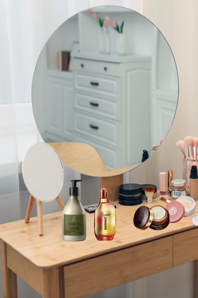 Productos del cuidado de la piel sobre un tocador