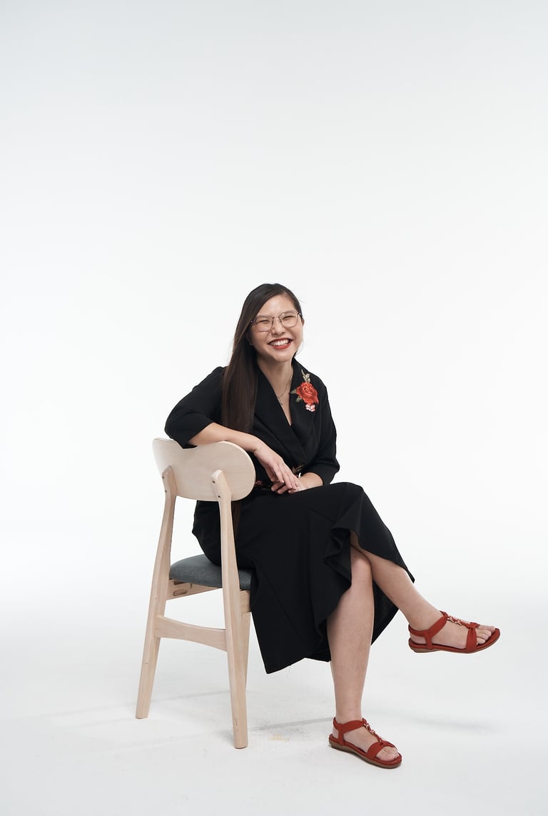 Smiling joyfully, Dr Genevieve welcomes you with kindness and warmth into her counselling room