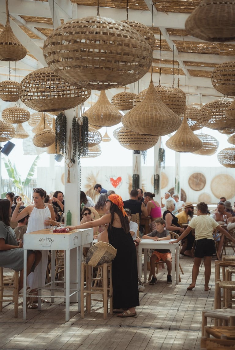 Ambiance conviviale et festive au restaurant Playa Amor en bord de mer