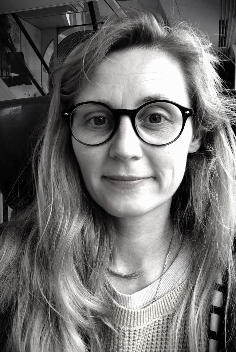 Portrait photo en noir et blanc artiste Eva Girardeau