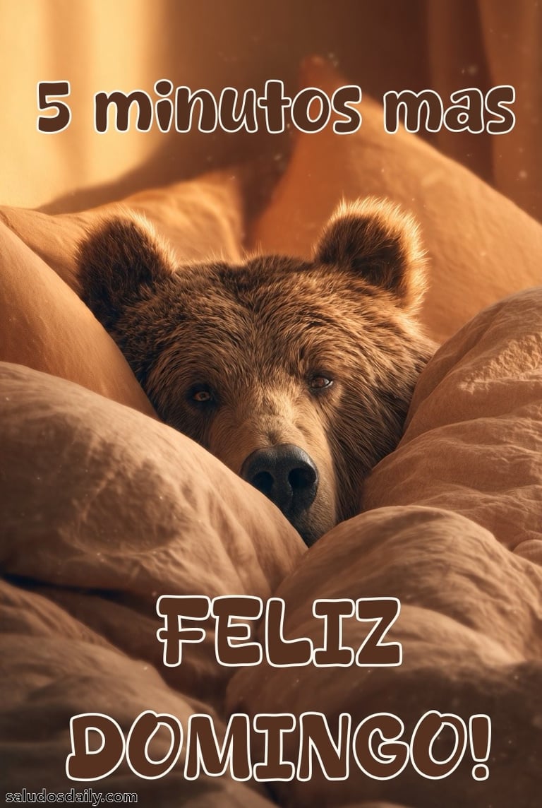 Oso despertándose lentamente dentro de una pila de almohadas, con expresión relajada ambiente lindo