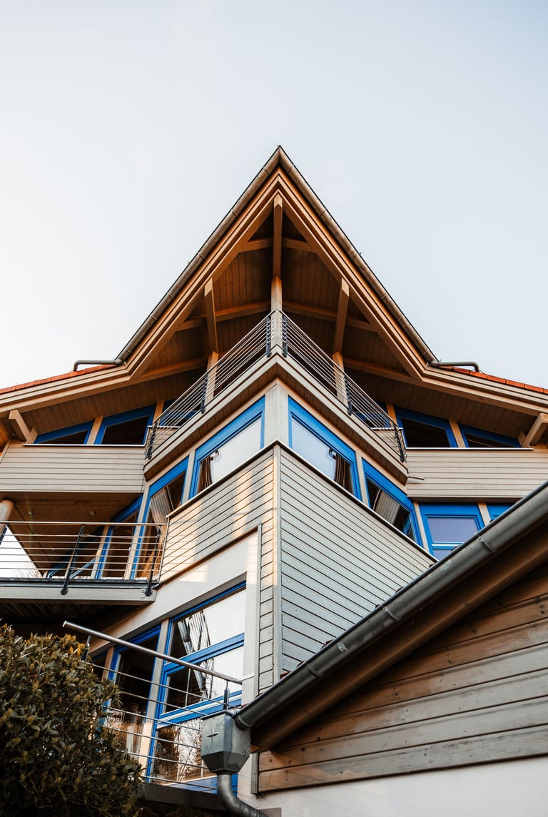 Frontansicht eines imposantes Hauses mit Holzarchitektur