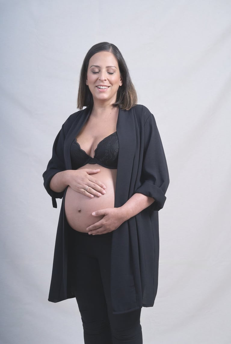 Sesión de retrato de estudio con maquillaje para embarazada, fotografías luminosas