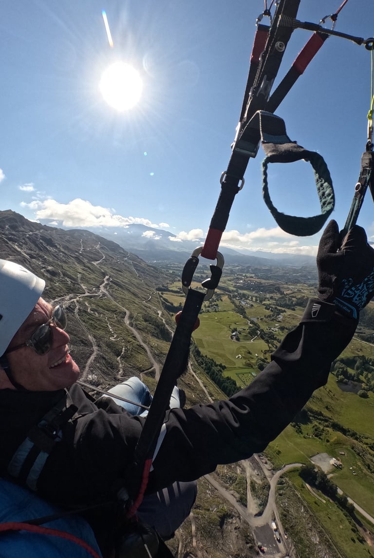 paragliding-henning-voss-queenstown-curiousramblings