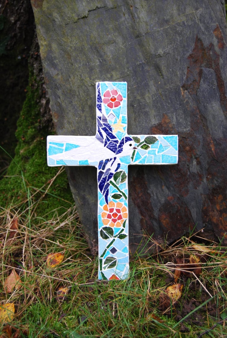 art funéraire croix réalisée en mosaique oiseau fleur