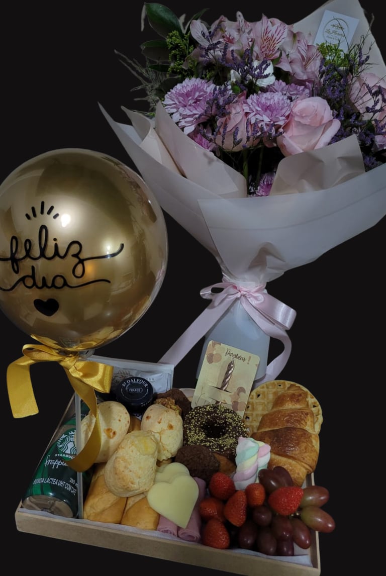 Cesta de café da manhã para aniversário com balão bolo e bexiga