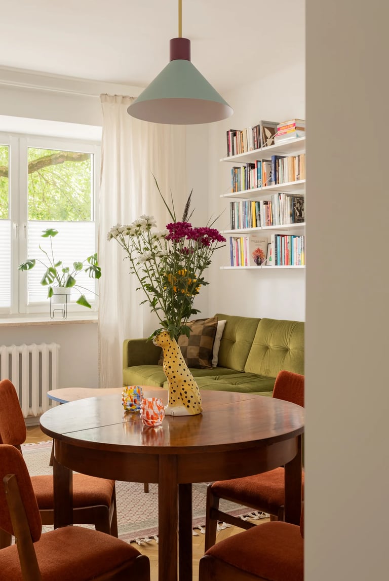 Kompozycja kadru: widok na stół jadalniany i dekoracje vintage.