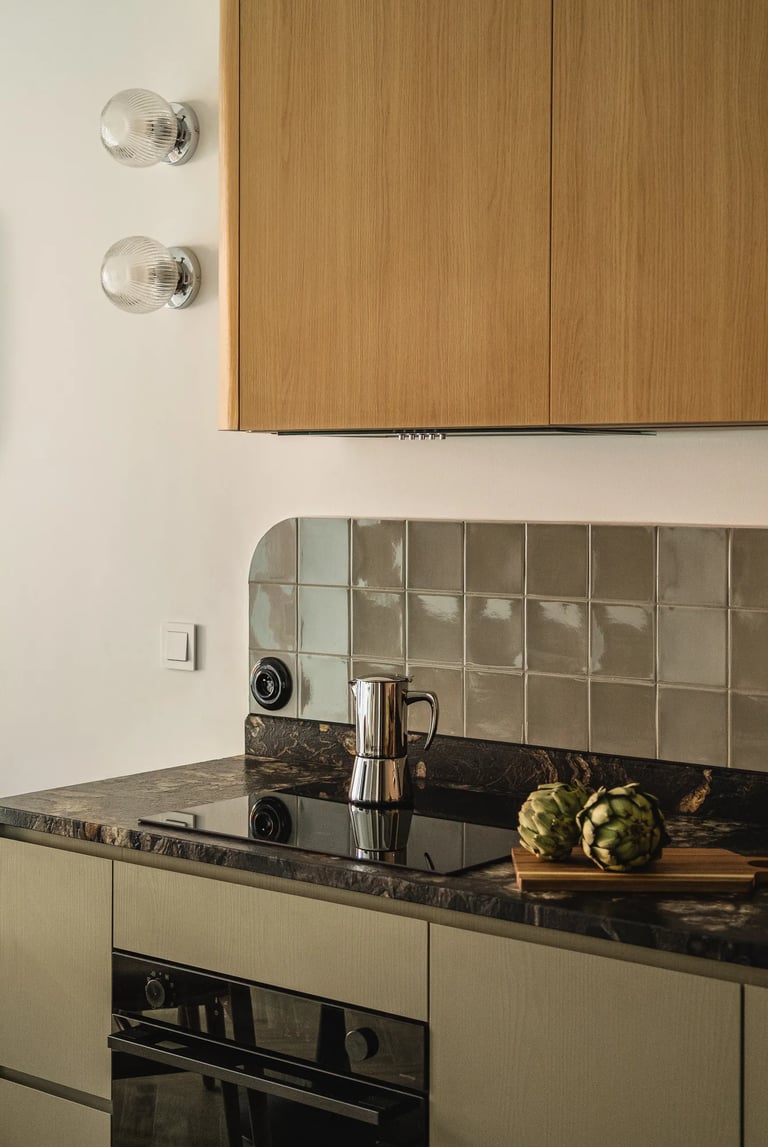 Sesja wnętrzarska: szałwiowa kuchnia z kamiennym blatem. Zdjęcia detali dla projektantów.