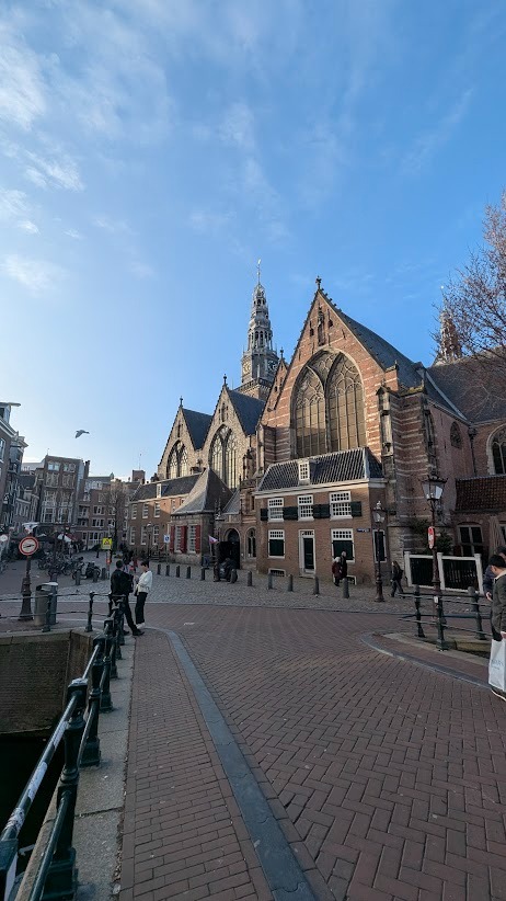 Amsterdam Red Light District Oude Kerk vitrine rouge prostitution coffee shop