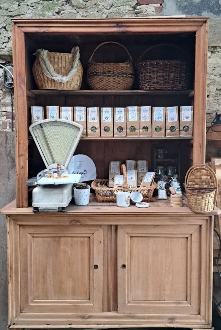 Buffet ancien avec les tisanes de la ferme de la corette exposées