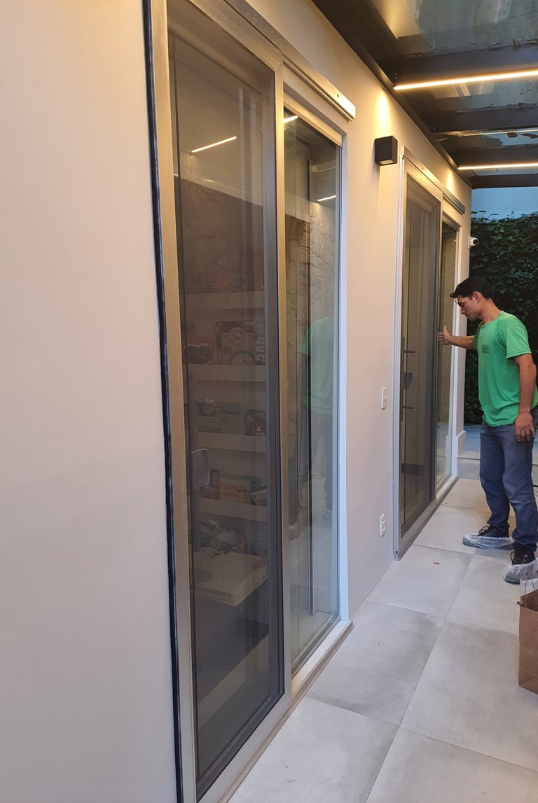 Portas com telas mosquiteiras na cor cinza