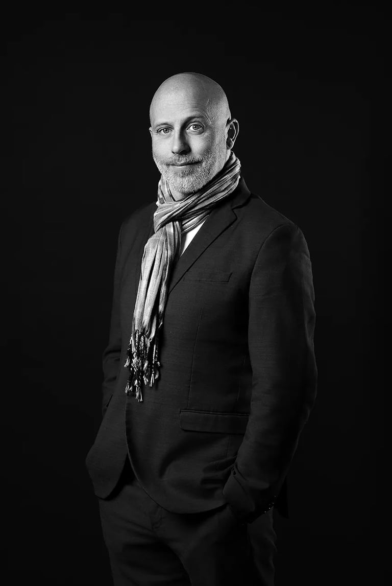 Portrait corporate noir et blanc réalisé en studio mobile d'un professionnel de l'immobilier.