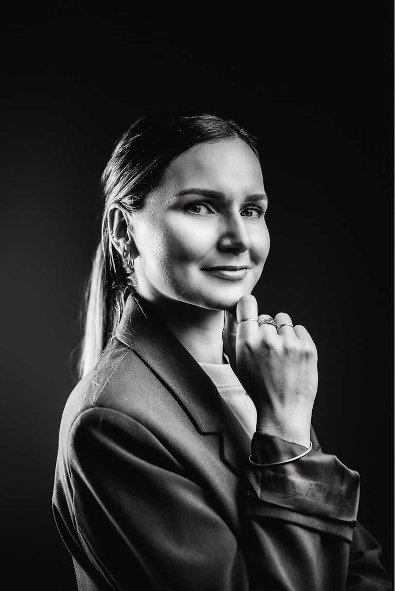 Portrait professionnel en noir et blanc réalisée dans un studio à Pau