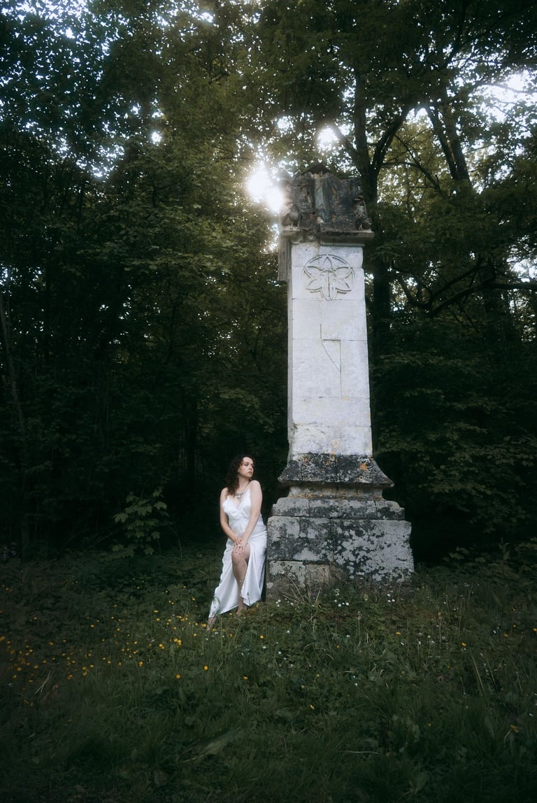femme avec un pilier médiéval fantasy 