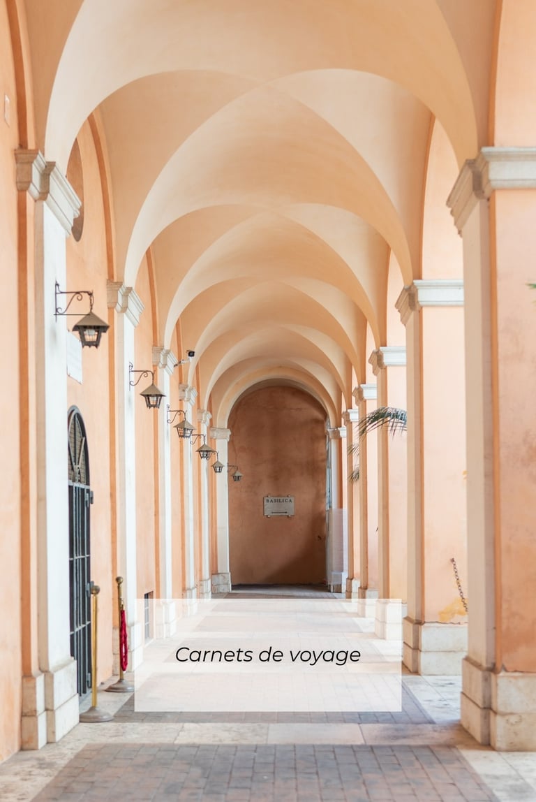 Arcades à Rome, architecture lumineuse et graphique, voyage photo dans le sud de la France