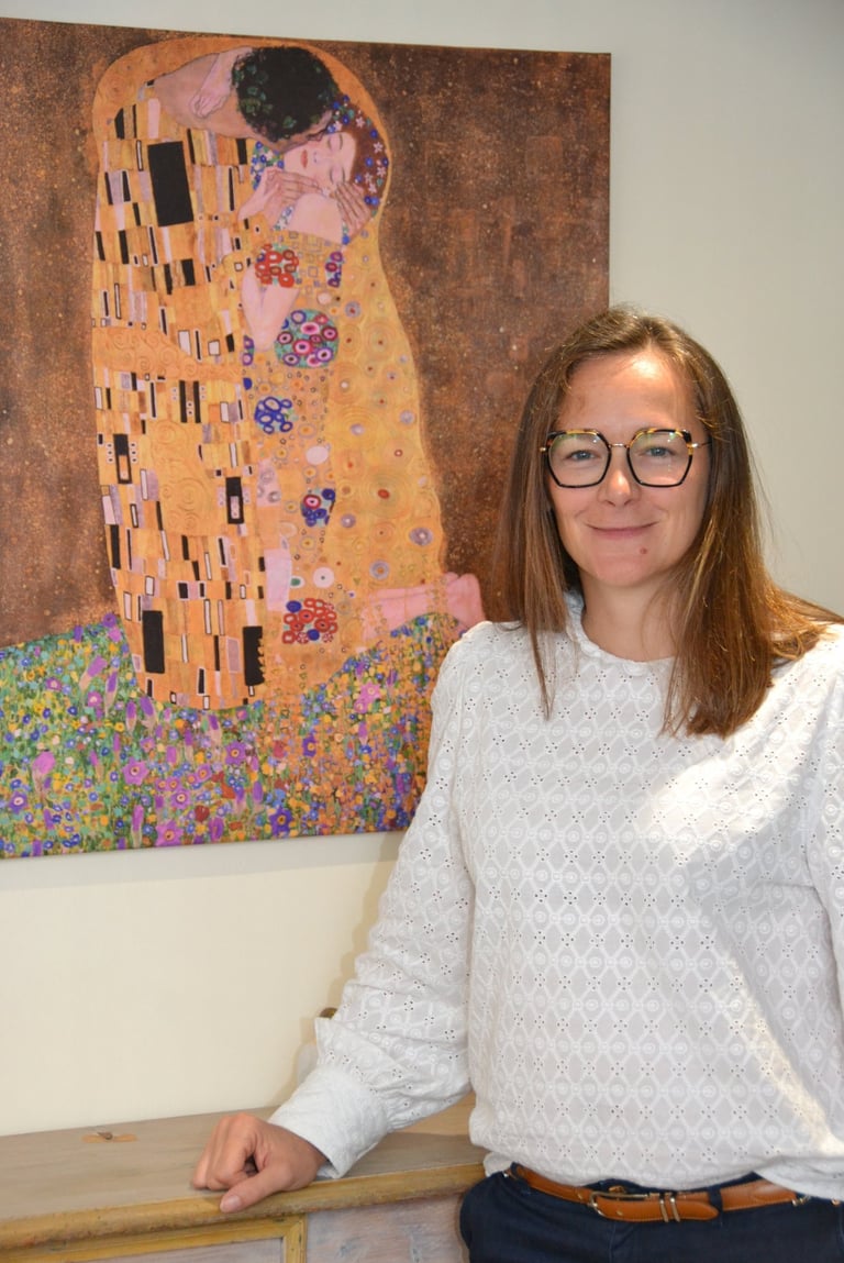 Delphine PORTEAUX devant le tableau de Klimt représentant un couple enlacé. 