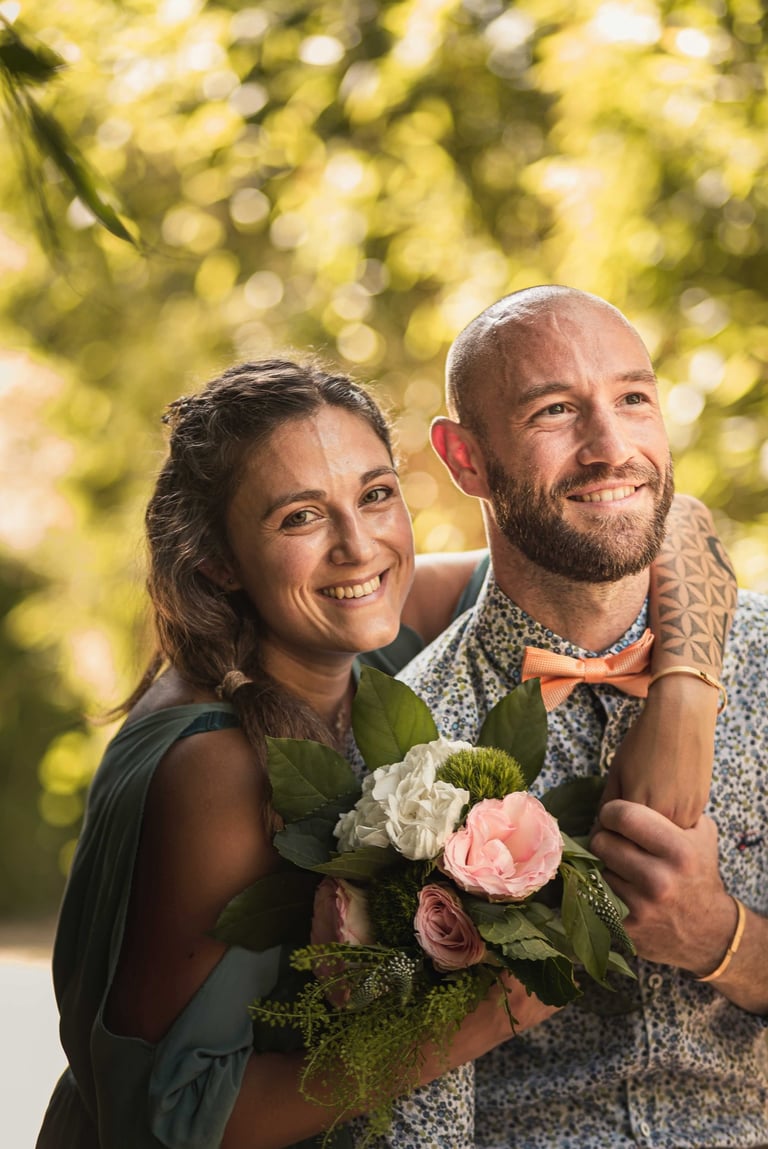 Photo d'un couple de mariés en nature