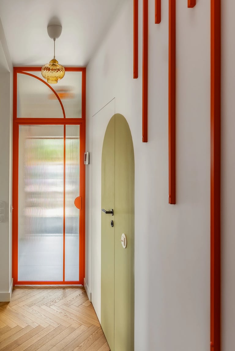 Zdjęcie wnętrza: hol z łukami, szkło ryflowane i mocne kolory