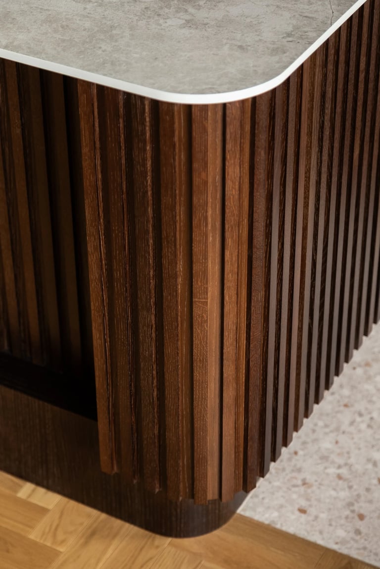 Fotografia produktowa mebli: łączenie drewna i kamiennego blatu.