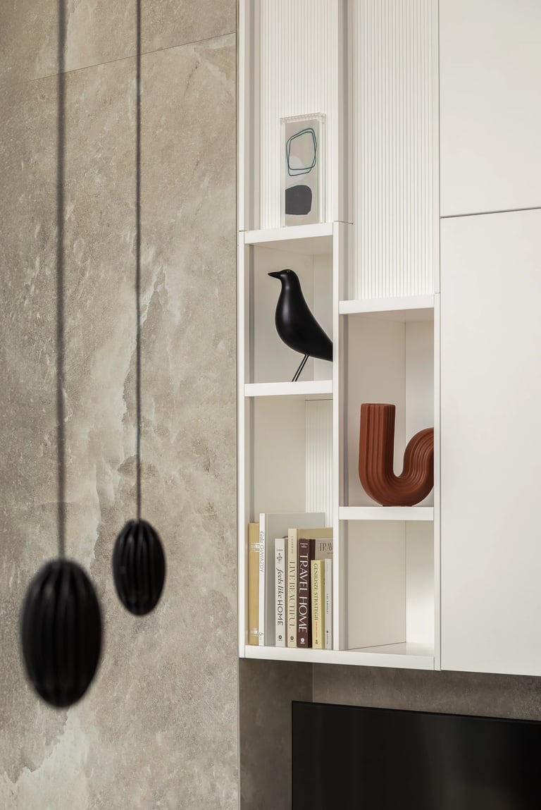 bliżenie na półki z dekoracjami w zabudowie ściany RTV.