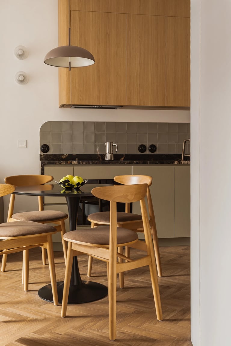 Fotograf wnętrz: jadalnia z okrągłym stołem i drewnianymi krzesłami w stylu mid-century.