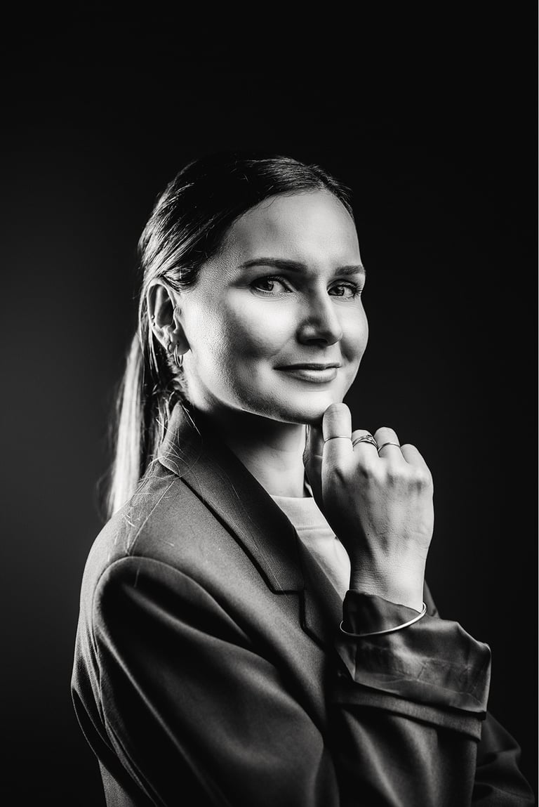 Portrait professionnel en noir et blanc réalisée dans un studio à Pau