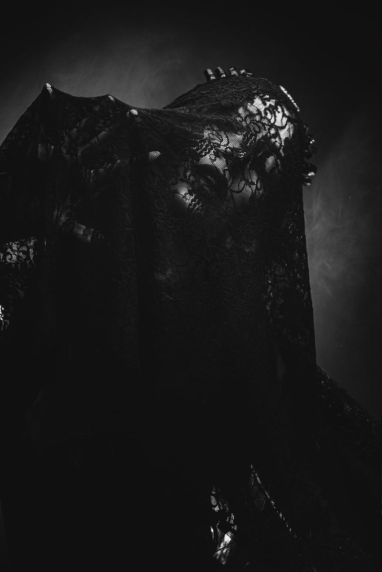 Portrait studio aux ambiances sombre pour halloween, photographié ici par un photographe Palois.