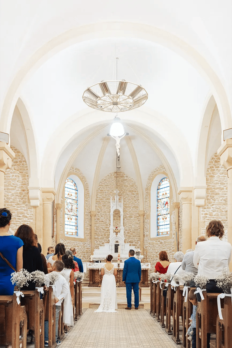 Cérémonie religieuse dans une église en Moselle avec les mariés devant l’autel.