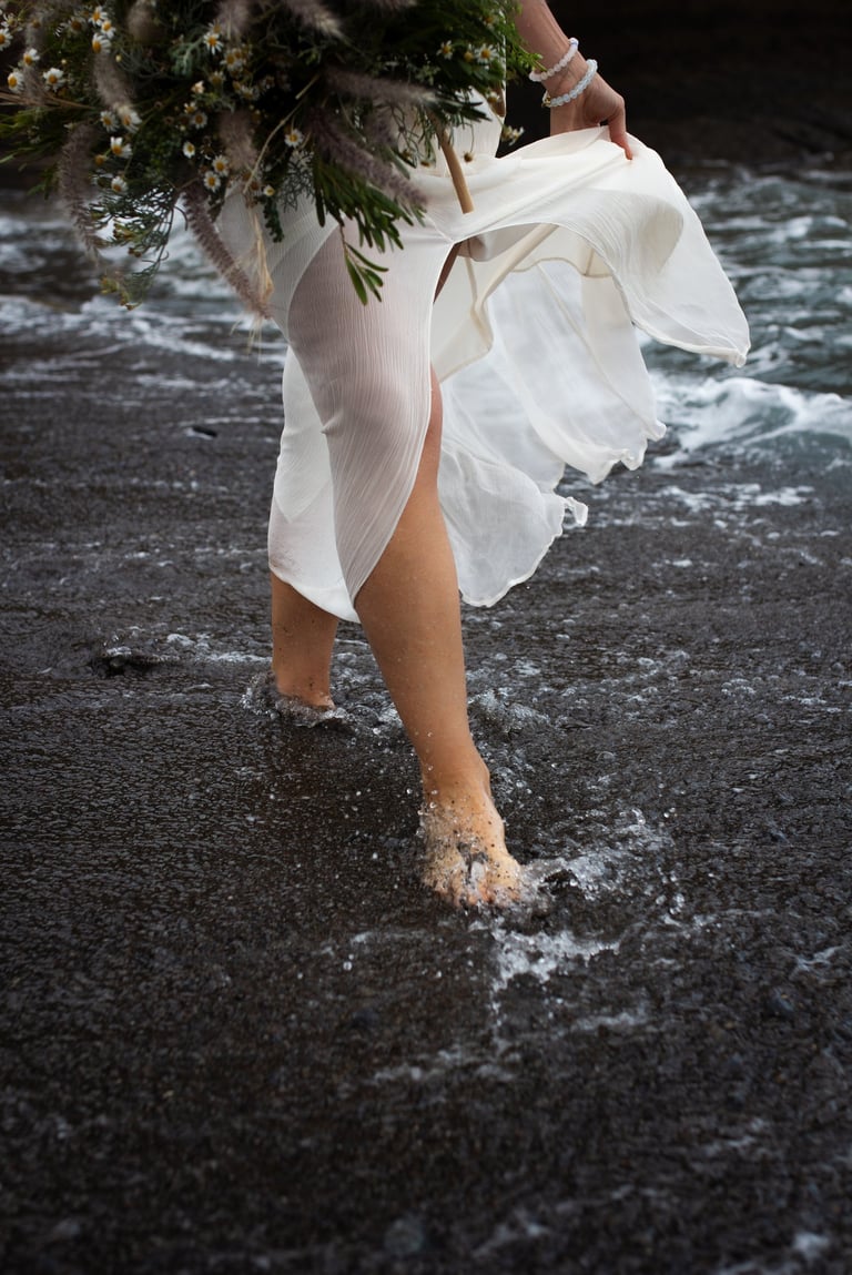 What a detail of the wedding photoshoot moment...