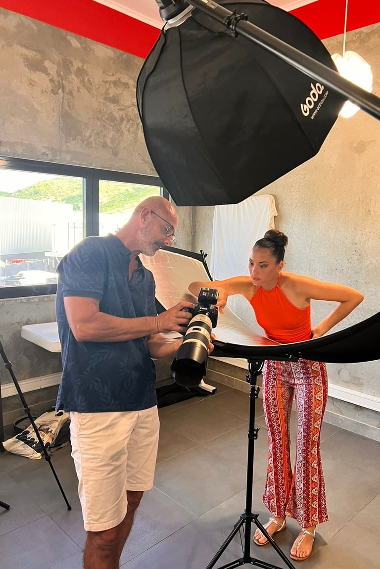 Photographe partageant avec la modèle les clichés réalisés pour discuter du rendu et orienter la sui