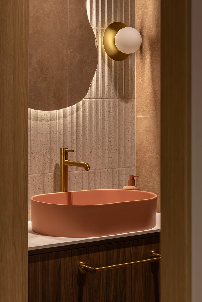 Sesja łazienkowa: połączenie różowej ceramiki z ciemnym drewnem.