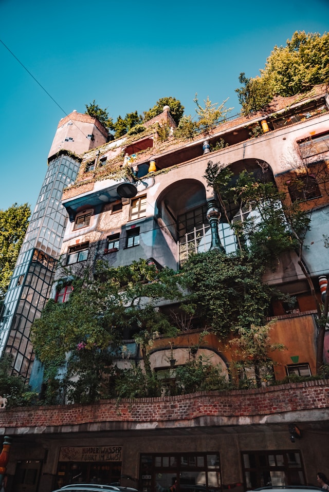 Mosaico de colores y ventanas asimétricas en la famosa Hundertwasserhaus de Viena, Austria