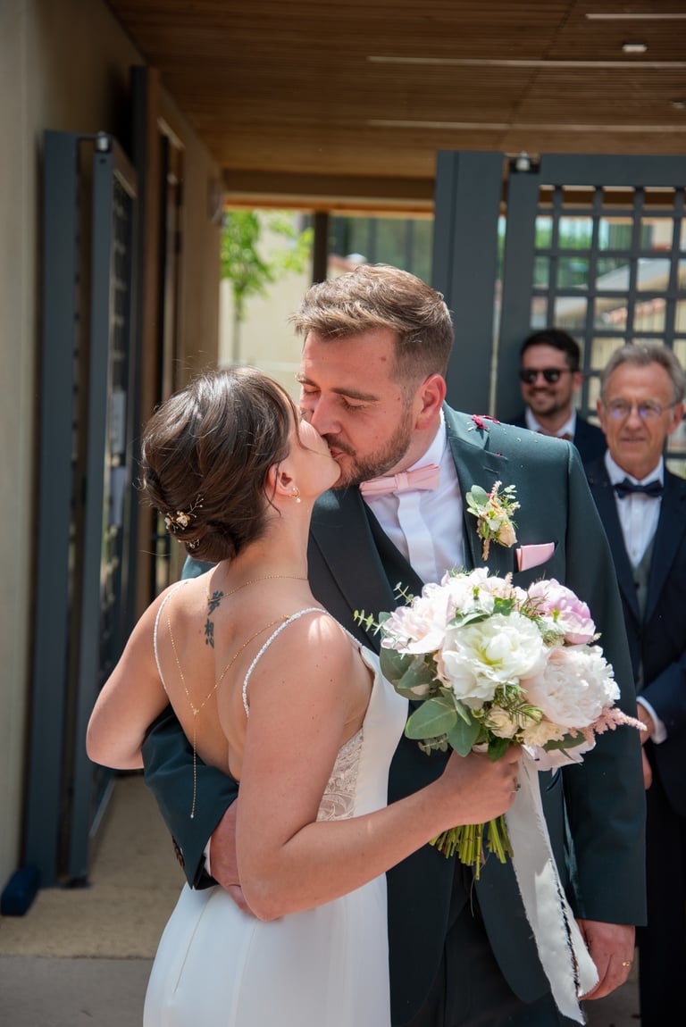 Sortie de mairie mariage champêtre Gers
