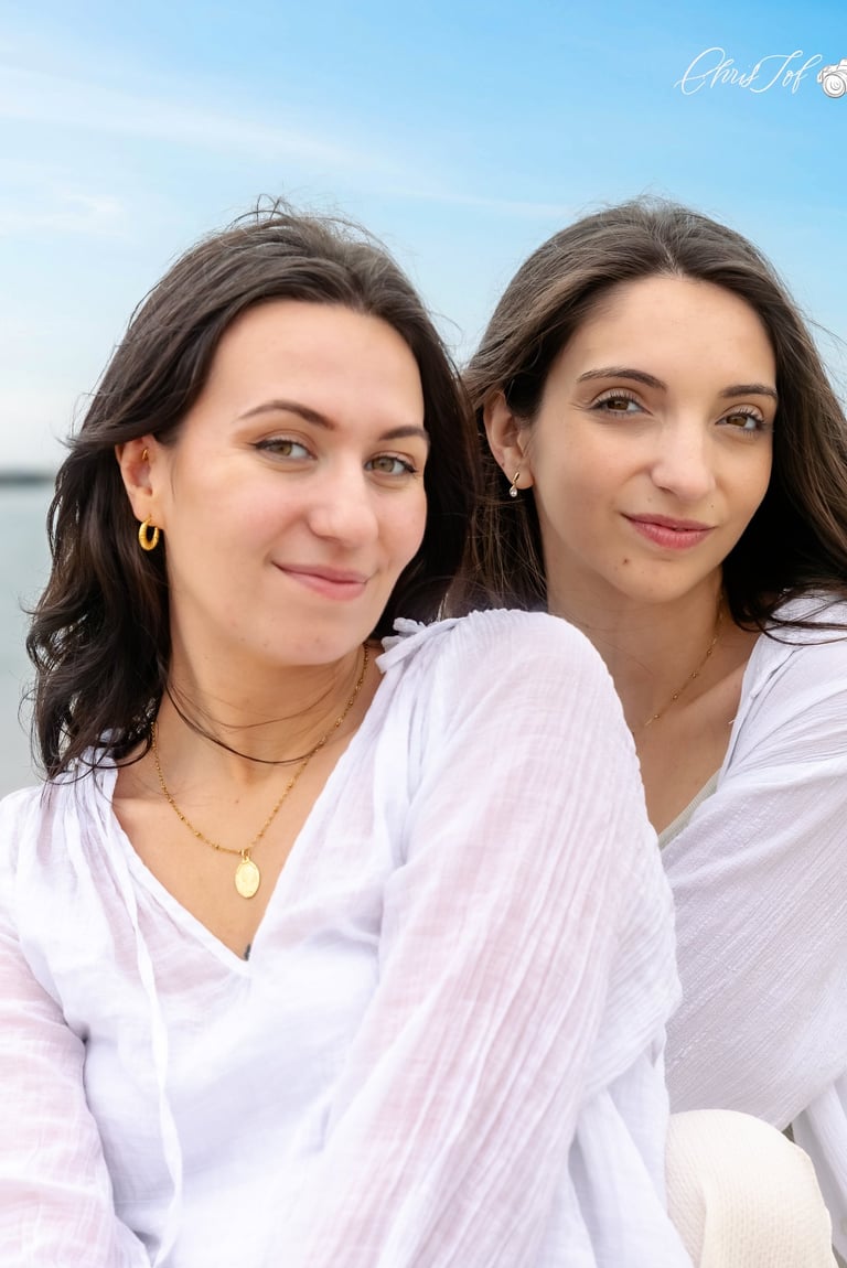 shooting photos de deux copines , amies , cote a cote en bord de mer Canet 66