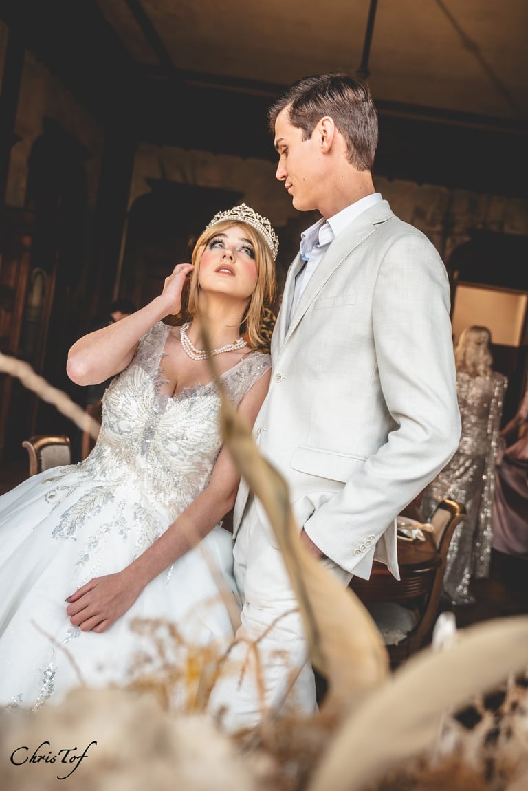photo d'un jeune couple marié se regarde droit dans les yeux rempli d'amour , perpignan 66