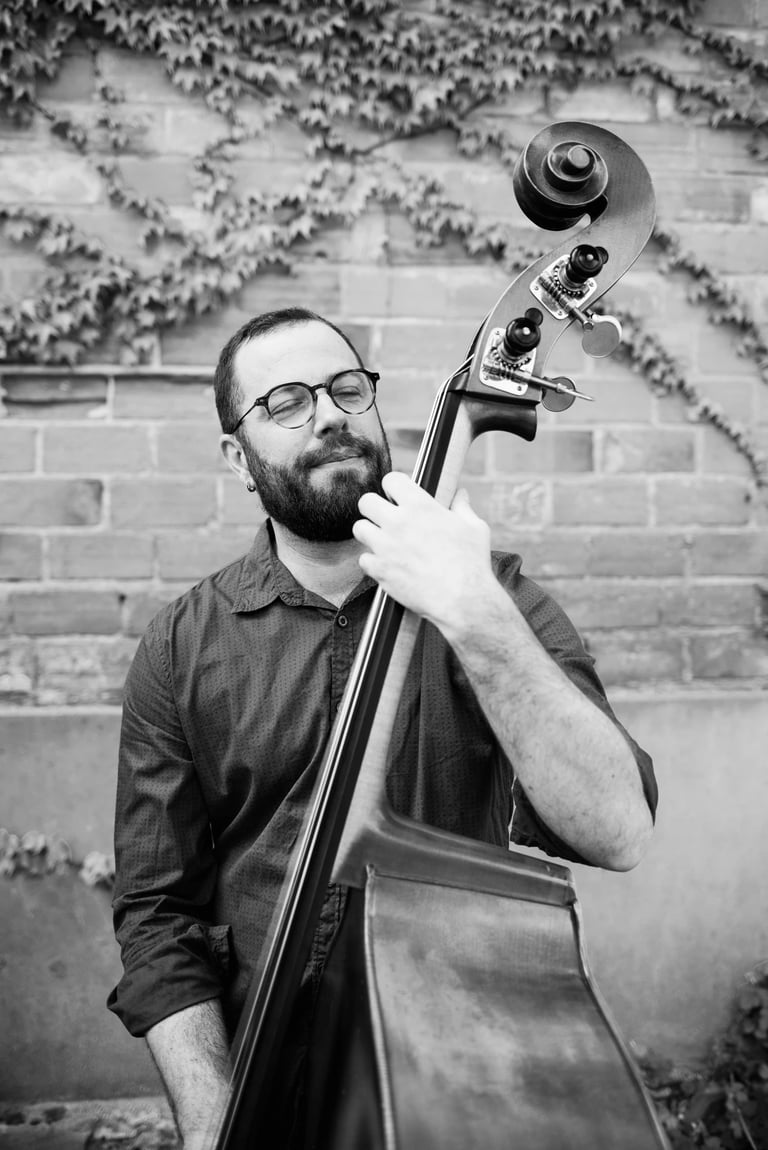 Aurelien GODY jouant sa contrebasse