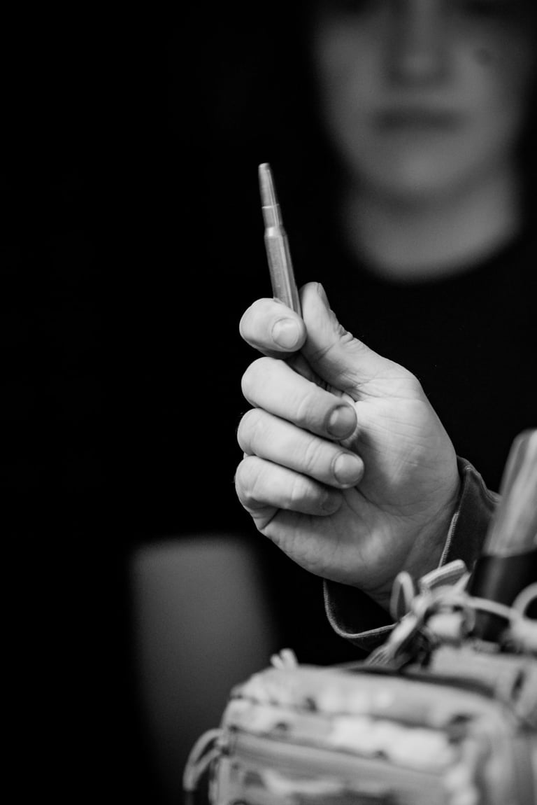 žmogus laikantis kulką