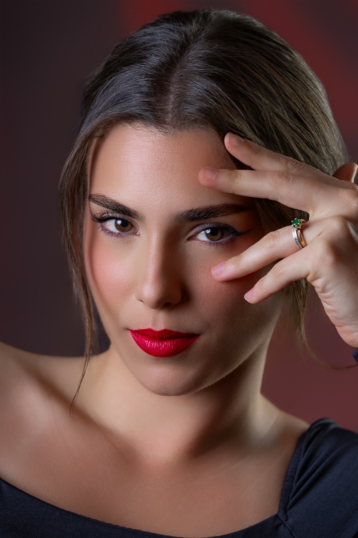 modelo em retrato em estúdio com detalhes para olhos, mãos e anel