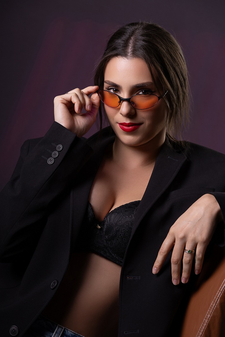 modelo posando para retrato com óculos de sol e lingerie