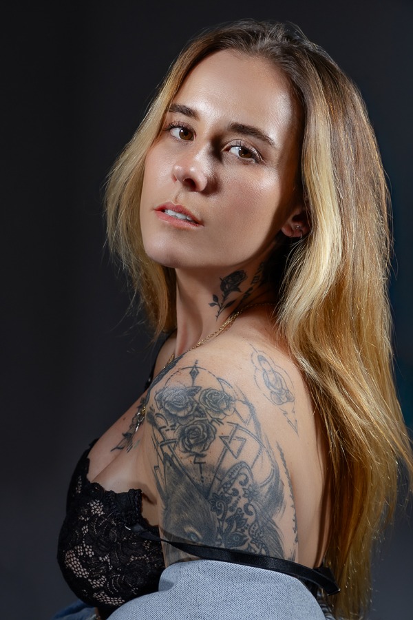 Modelo loira em book sensual ensaio profissional