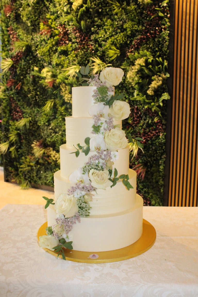 Tarta de boda personalizada de varios pisos con flores naturales, elaborada en Guadalajara